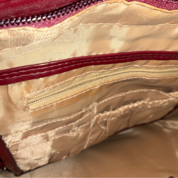 Large carry all bag in burgundy patent - Picture 7 of 16